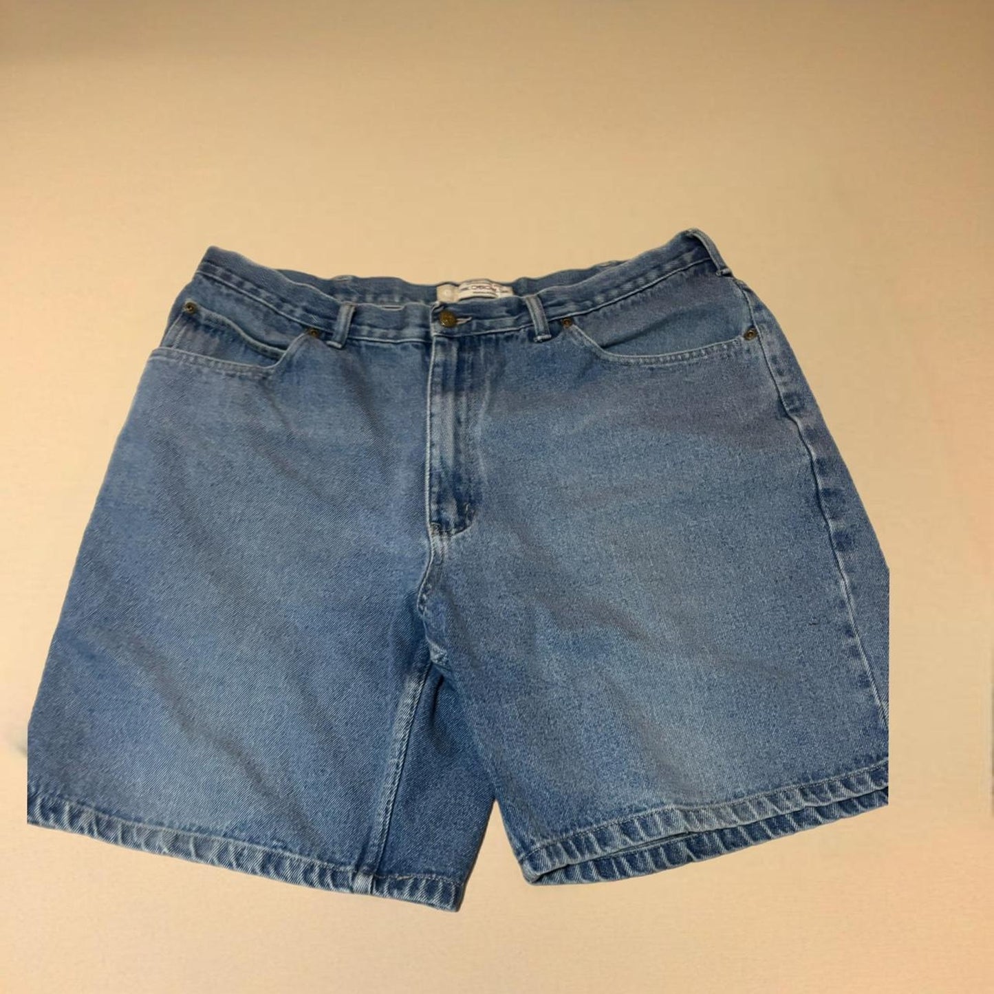 MEDIUM WASH SHORTS WITH 8.5 INSEAM